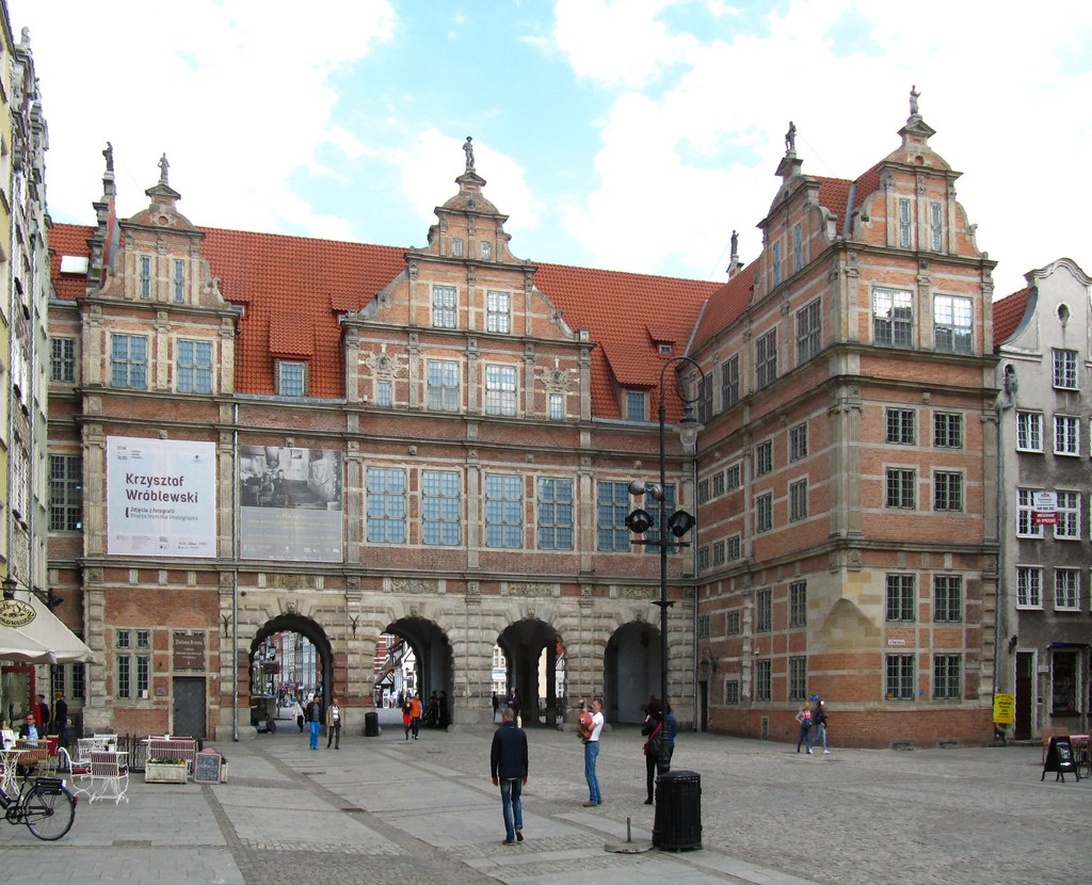 Historisk byport og fargerike handelshus i Gdańsk (Danzig), Polen, en viktig hansaby.
