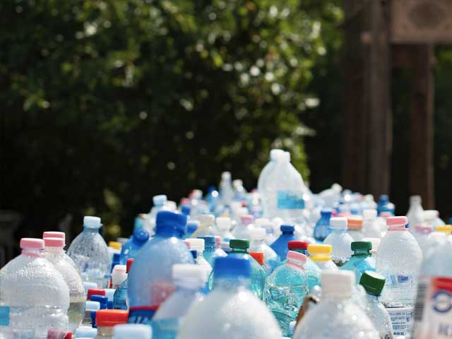 Mange forskjellige plastflasker