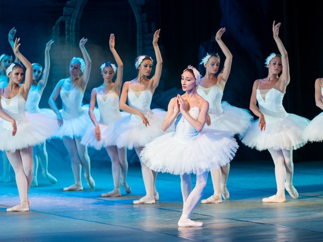 Kvinnelige ballettdansere på scenen.