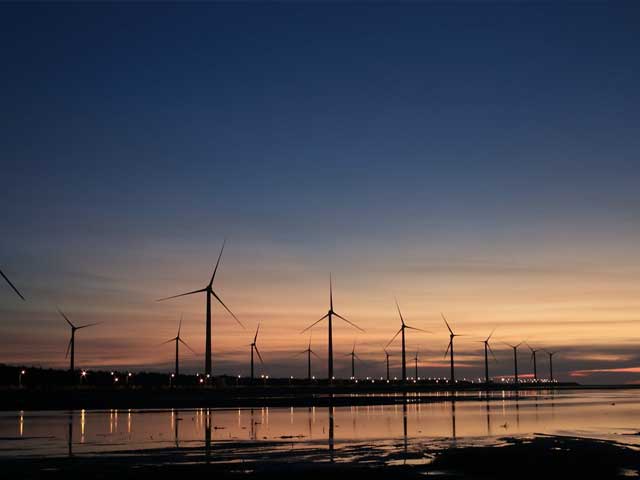 Vindmøllepark i solnedgang
